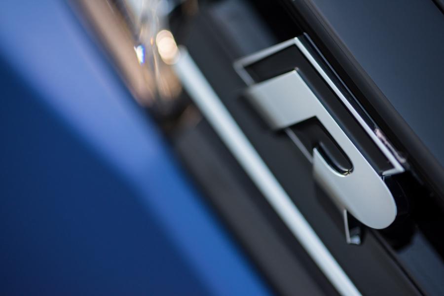 Логотип Volkswagen Golf R 5-Door 2017 года  (UK) (фото 5 из 30)